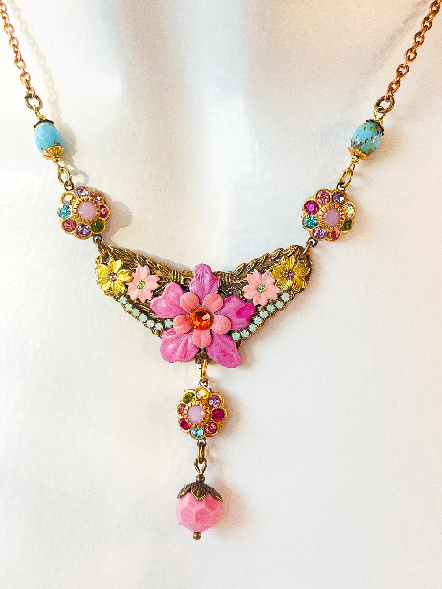 Rose d’Époque – Collar Floral Vintage con Cristales Swarovski