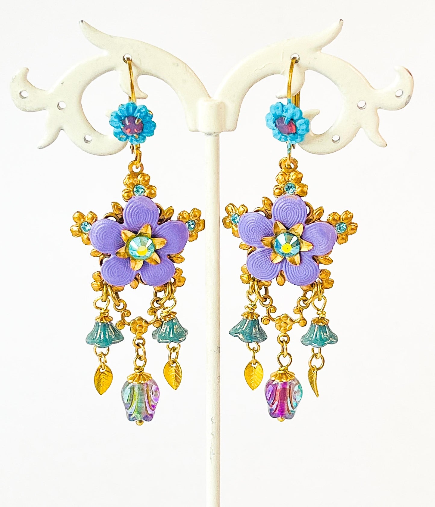 Jardín Suspendido – Pendientes Chandelier Florales Violeta y Azul