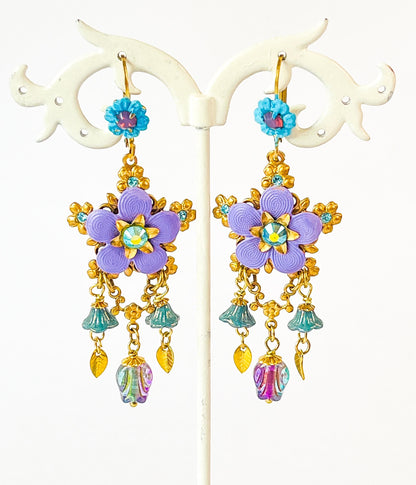 Jardín Suspendido – Pendientes Chandelier Florales Violeta y Azul