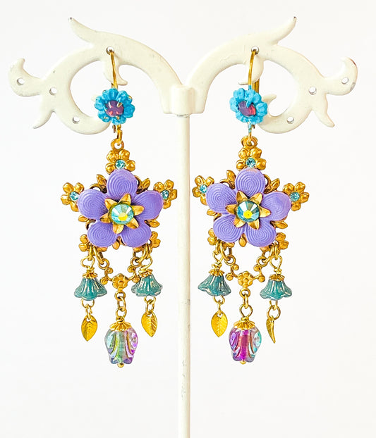 Jardín Suspendido – Pendientes Chandelier Florales Violeta y Azul