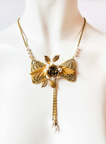 Collar Lazo Dorado Vintage con Perlas y Rosa