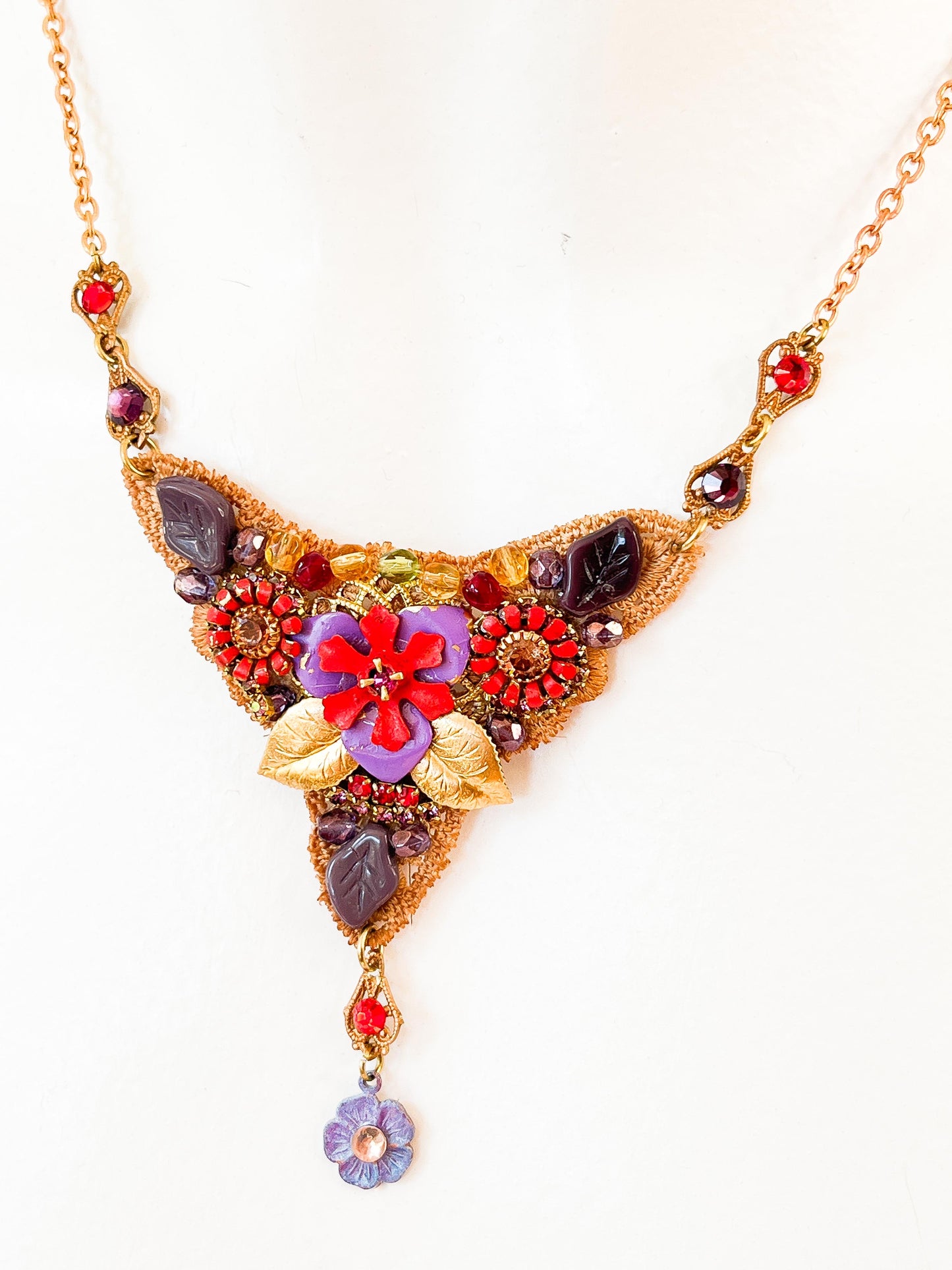 Flor del Deseo - Collar Pechera de Encaje Bordado a Mano