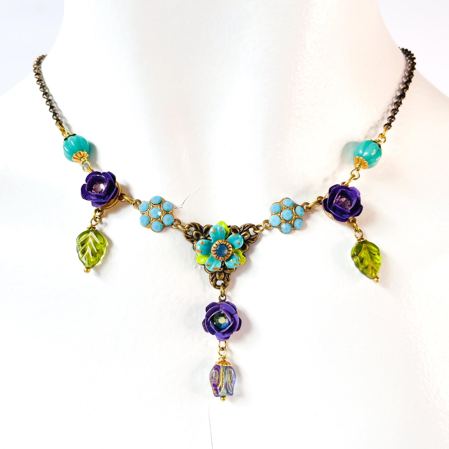 Jardín de Luna - Collar Floral con Rosas Violeta y Cristales Turquesa