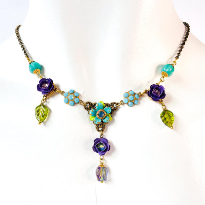 Jardín de Luna - Collar Floral con Rosas Violeta y Cristales Turquesa