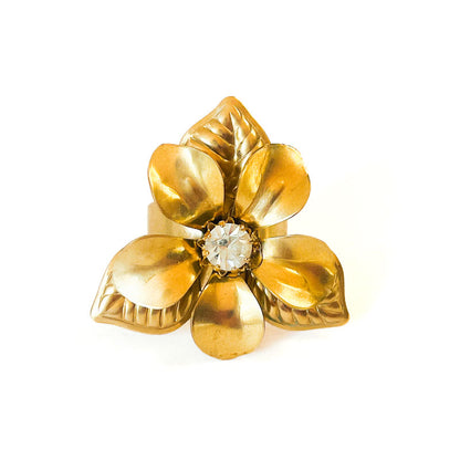 Anillo ajustable Fleur de Soleil con gran flor dorada y cristal central facetado de Atelier de Bijoux.