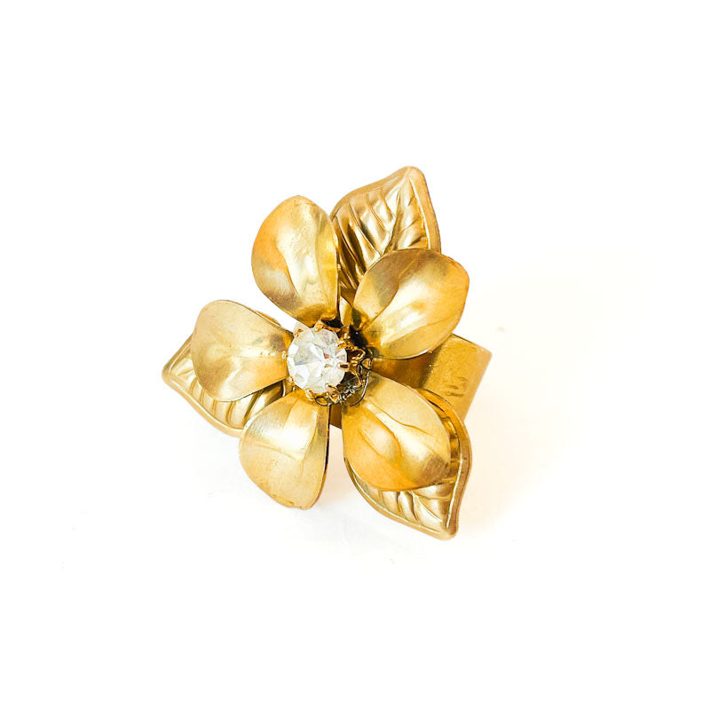 Anillo ajustable Fleur de Soleil con gran flor dorada y cristal central facetado de Atelier de Bijoux.