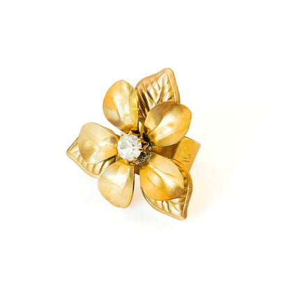 Anillo ajustable Fleur de Soleil con gran flor dorada y cristal central facetado de Atelier de Bijoux.