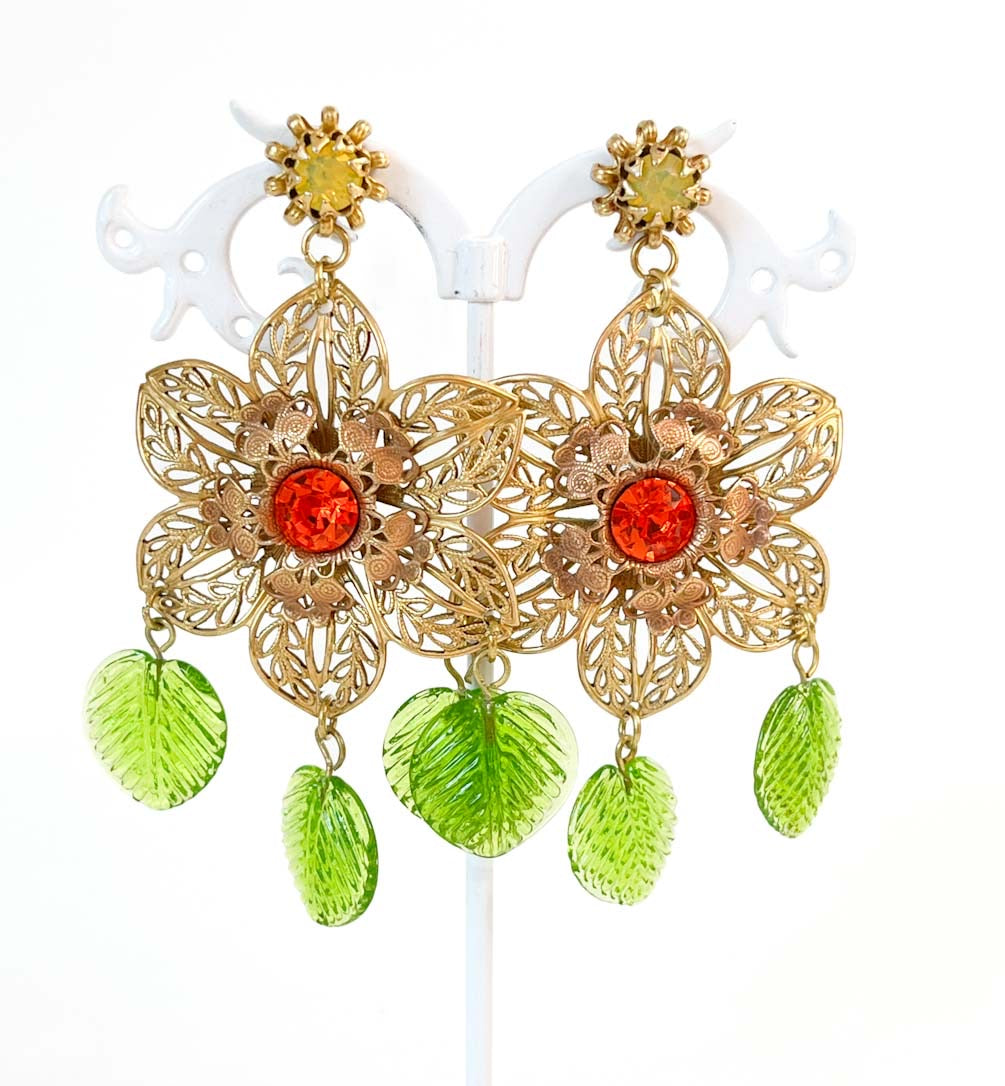 Aros florales vintage de filigrana dorada con cristales