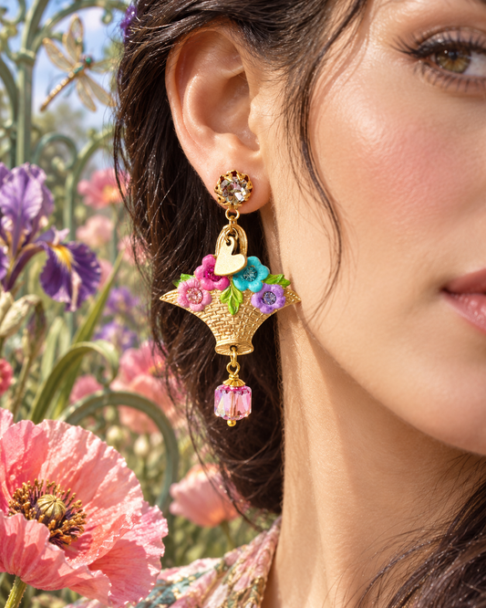Aros largos Canasta de Flores  doradas, flores multicolor, cristales y cuentas rosadas 