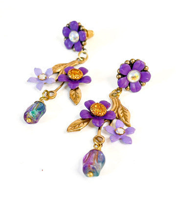 Aros largos Violetas Silvestres con flores violeta, hojas doradas, cristales