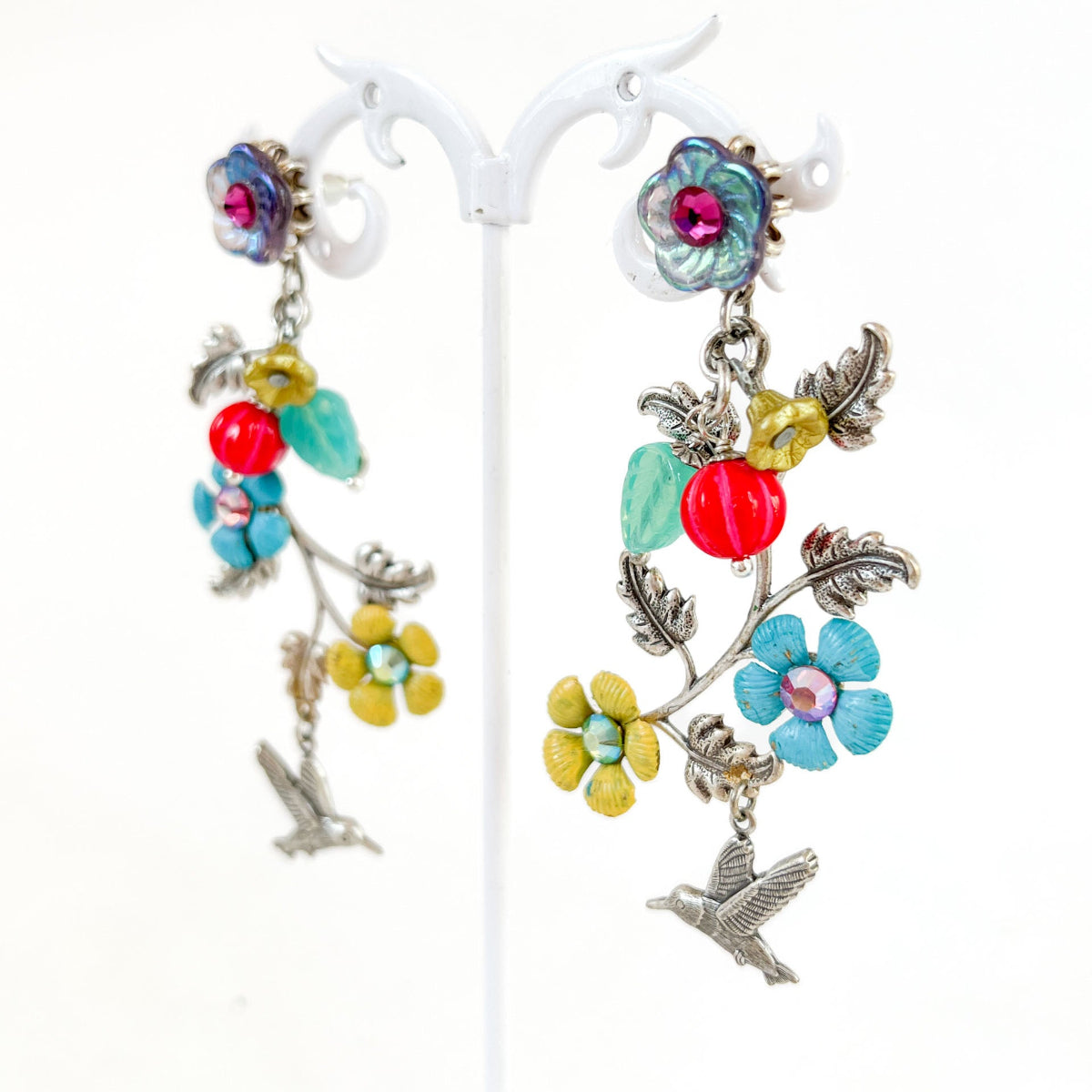 Aros largos con colibríes, ramas plateadas, flores multicolor y cristales