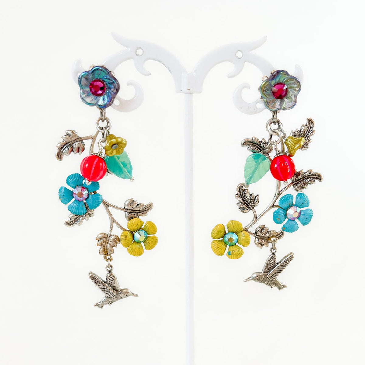 Aros largos con colibríes, ramas plateadas, flores multicolor y cristales – Atelier de Bijoux