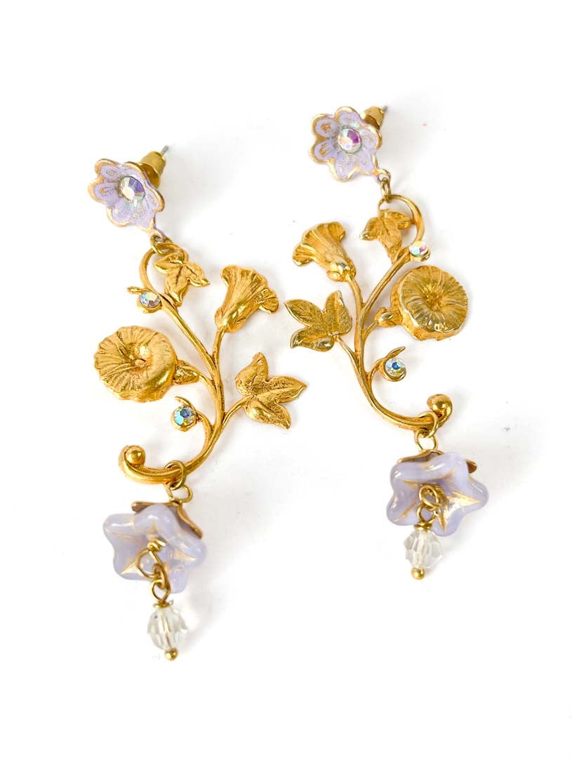 Aros largos de inspiración Art Nouveau con ramas doradas, flores en tonos lavanda y delicados cristales facetados. 