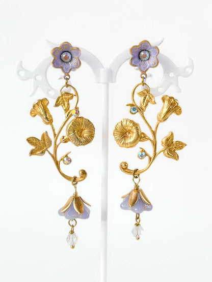 Aros largos de inspiración de ramas doradas, flores en tonos lavanda y delicados cristales