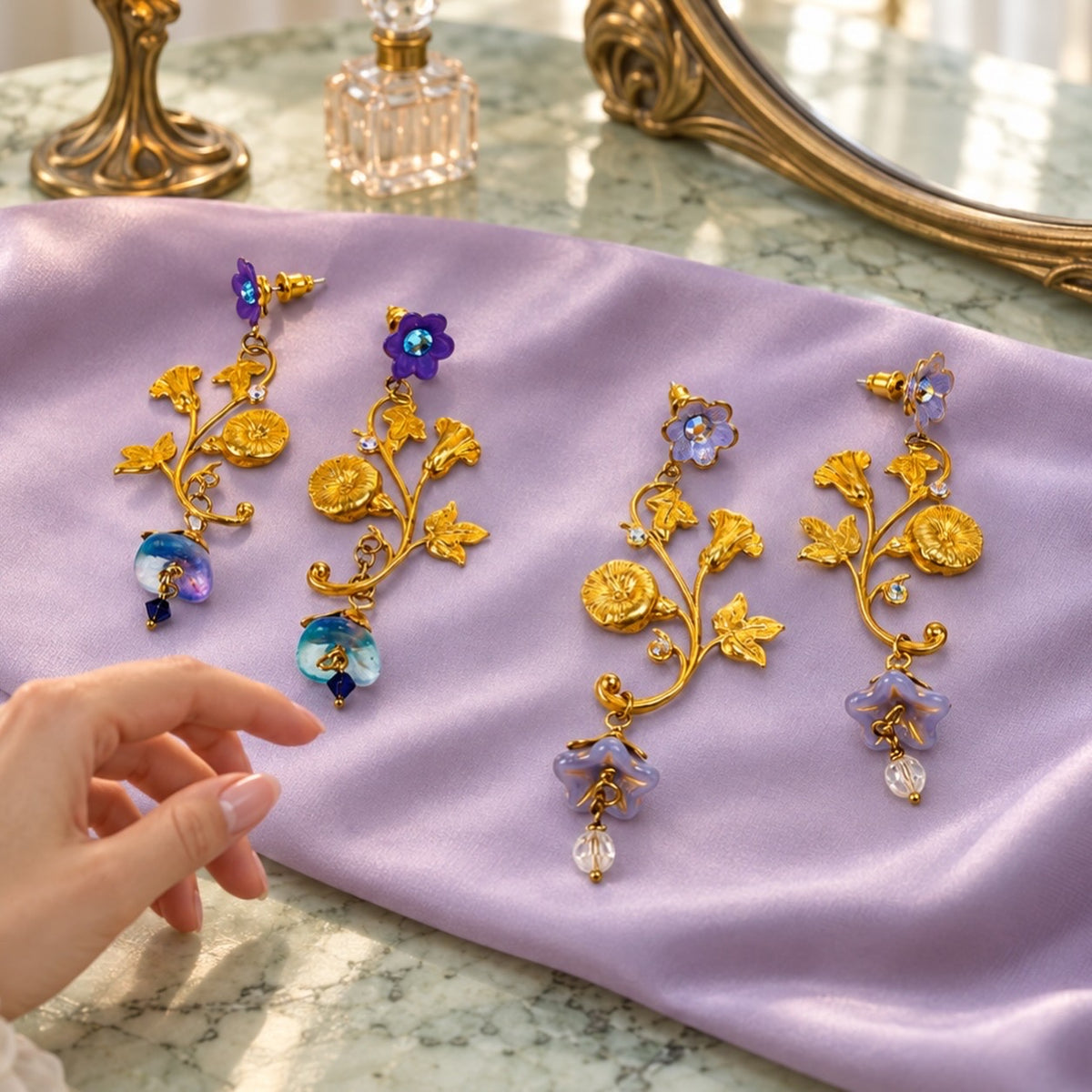 Aros largos florales Art Nouveau dorados con flores lavanda