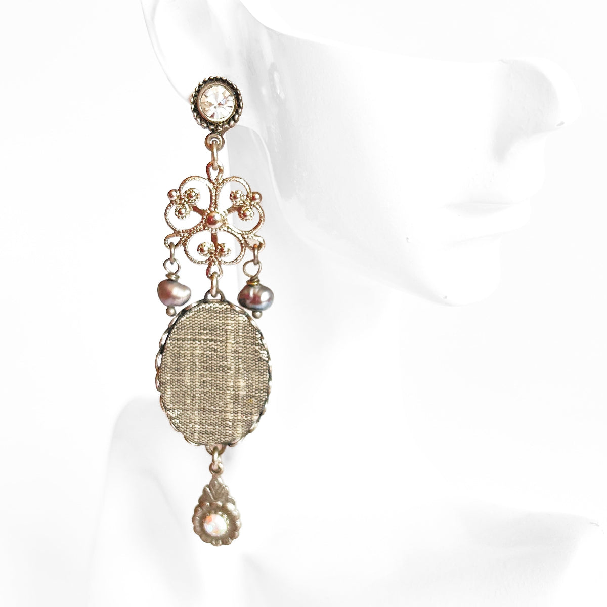 Aros largos plateados con filigrana, perlas y seda