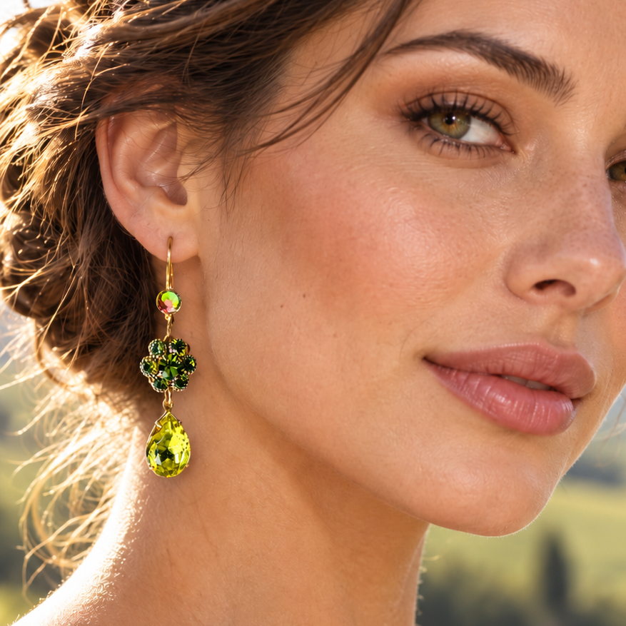 Aros largos verdes con flor de cristales y lágrima facetada de Atelier de Bijoux