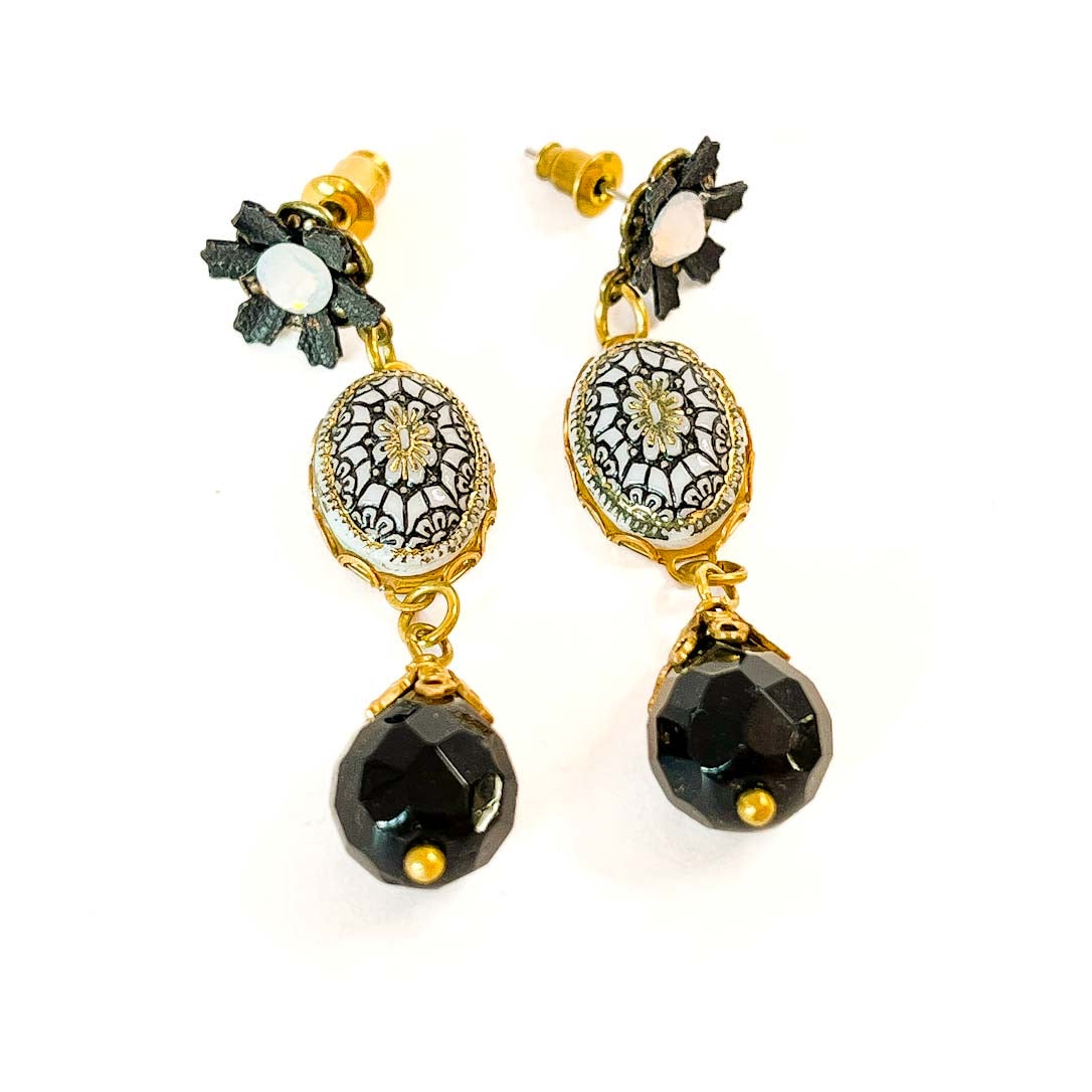 Aros ornamentales con cristal negro facetado