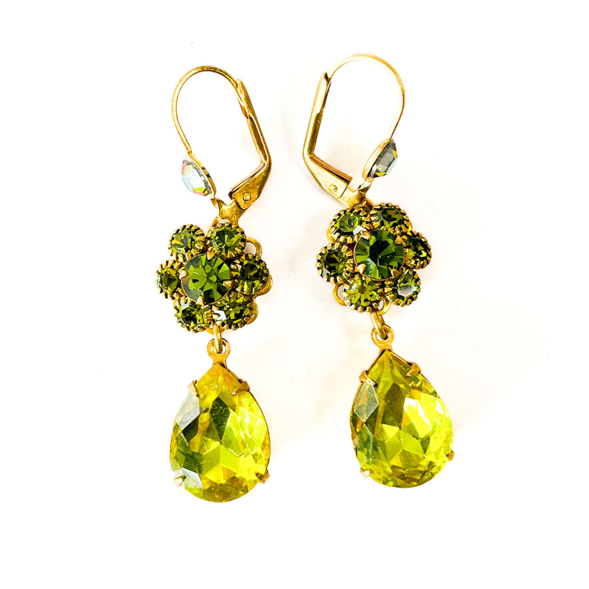 Aros verdes con flor de cristales y lágrima facetada 