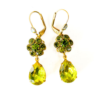 Aros verdes con flor de cristales y lágrima facetada 
