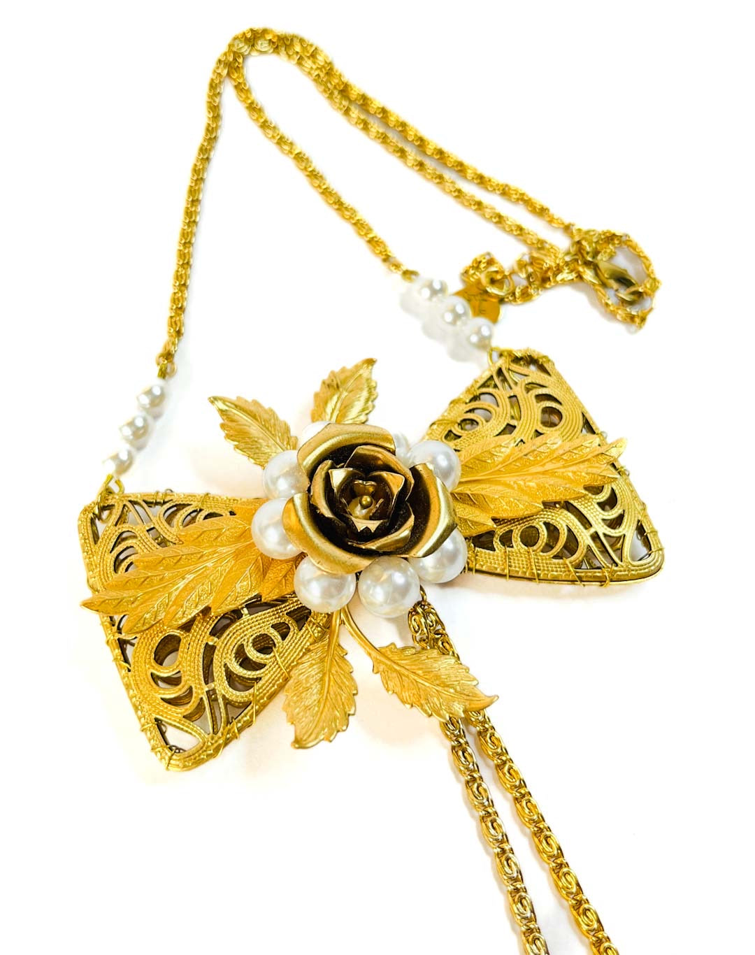 Collar Lazo Dorado Vintage con Perlas y Rosa