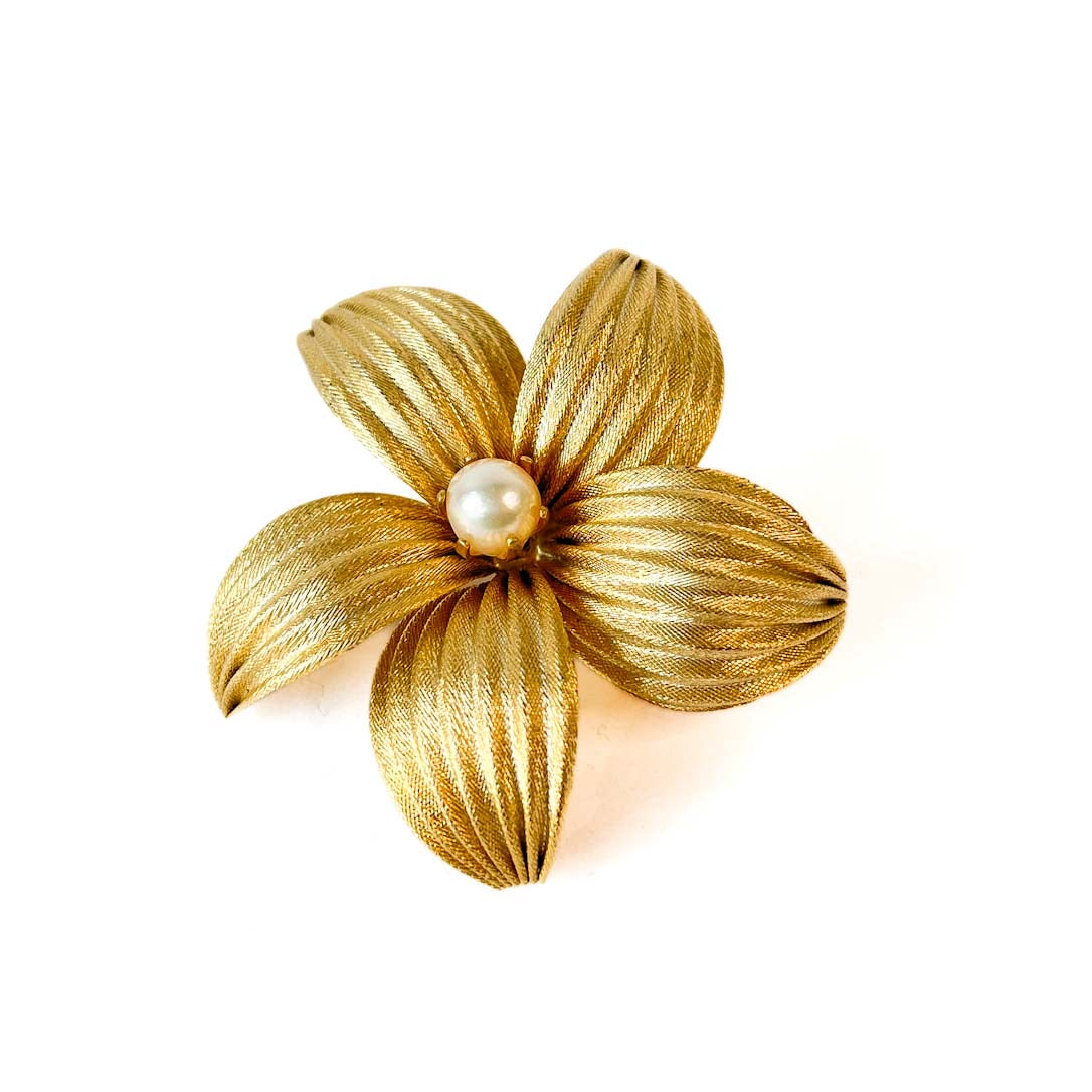 Broche flor dorada vintage con perla central.