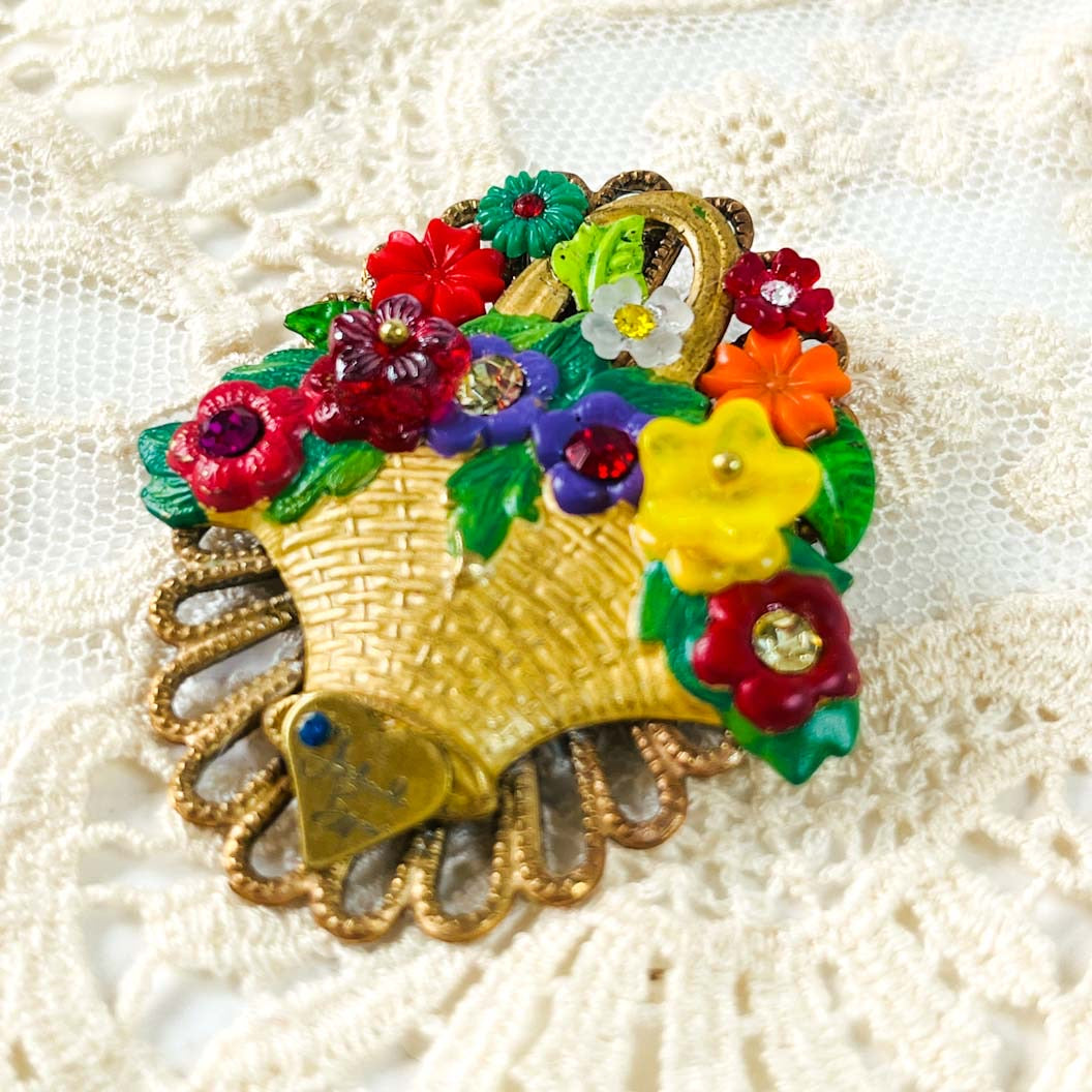 Broche floral vintage Bouquet de Primavera canasta dorada y flores 