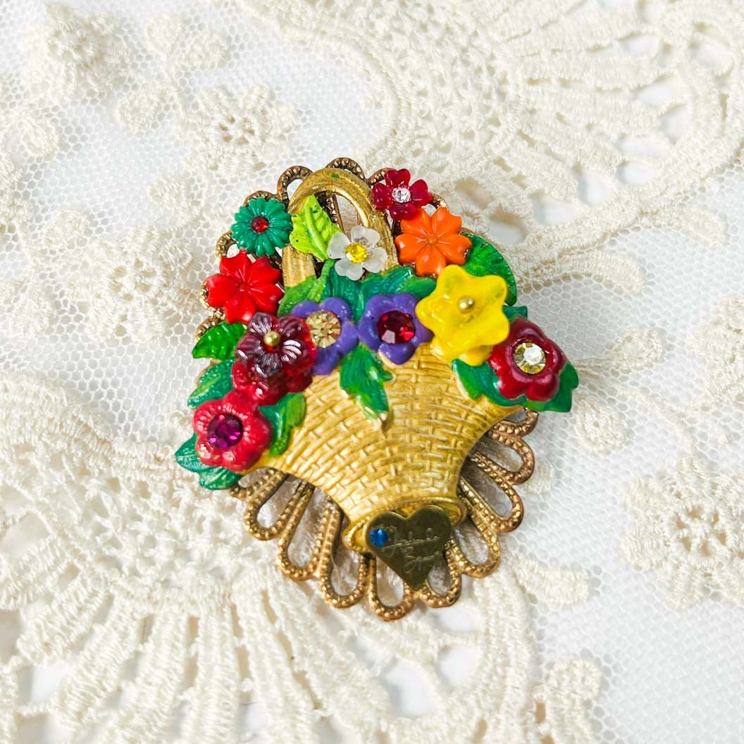 Broche floral vintage Bouquet de Primavera canasta dorada y flores multicolor