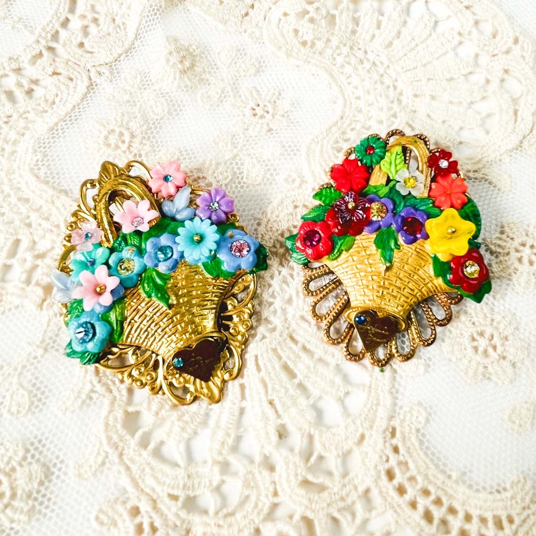 Broche floral vintage Bouquet de Primavera con canasta dorada y flores multicolor