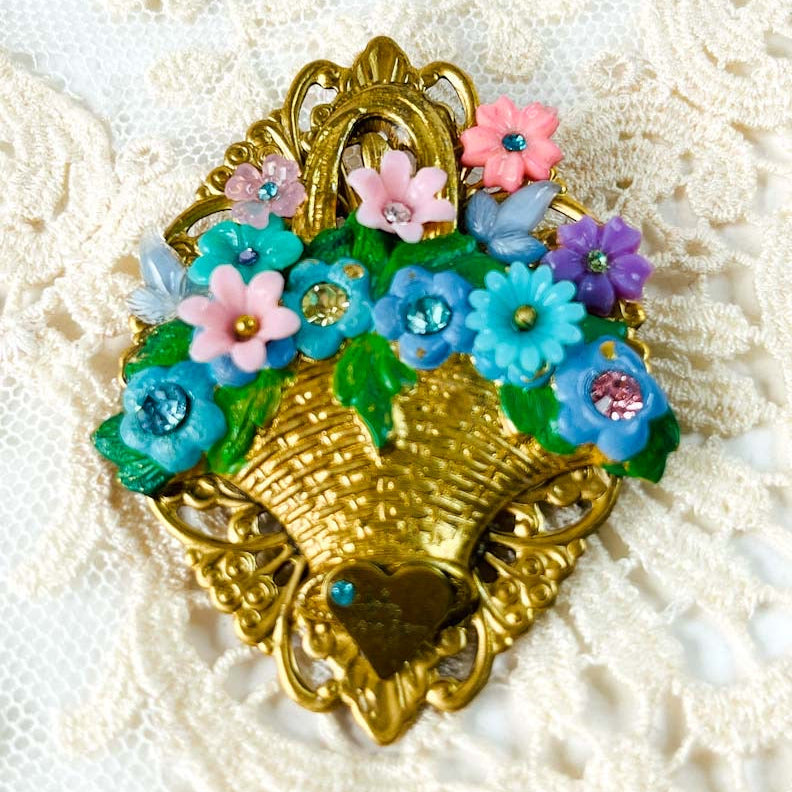 Broche floral vintage Bouquet de Primavera con canasta dorada y flores tonos de azules y rosado