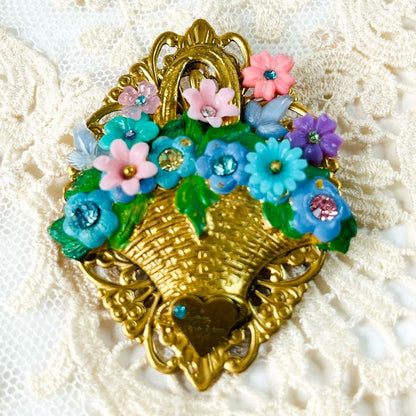 Broche floral vintage Bouquet de Primavera con canasta dorada y flores tonos de azules y rosado