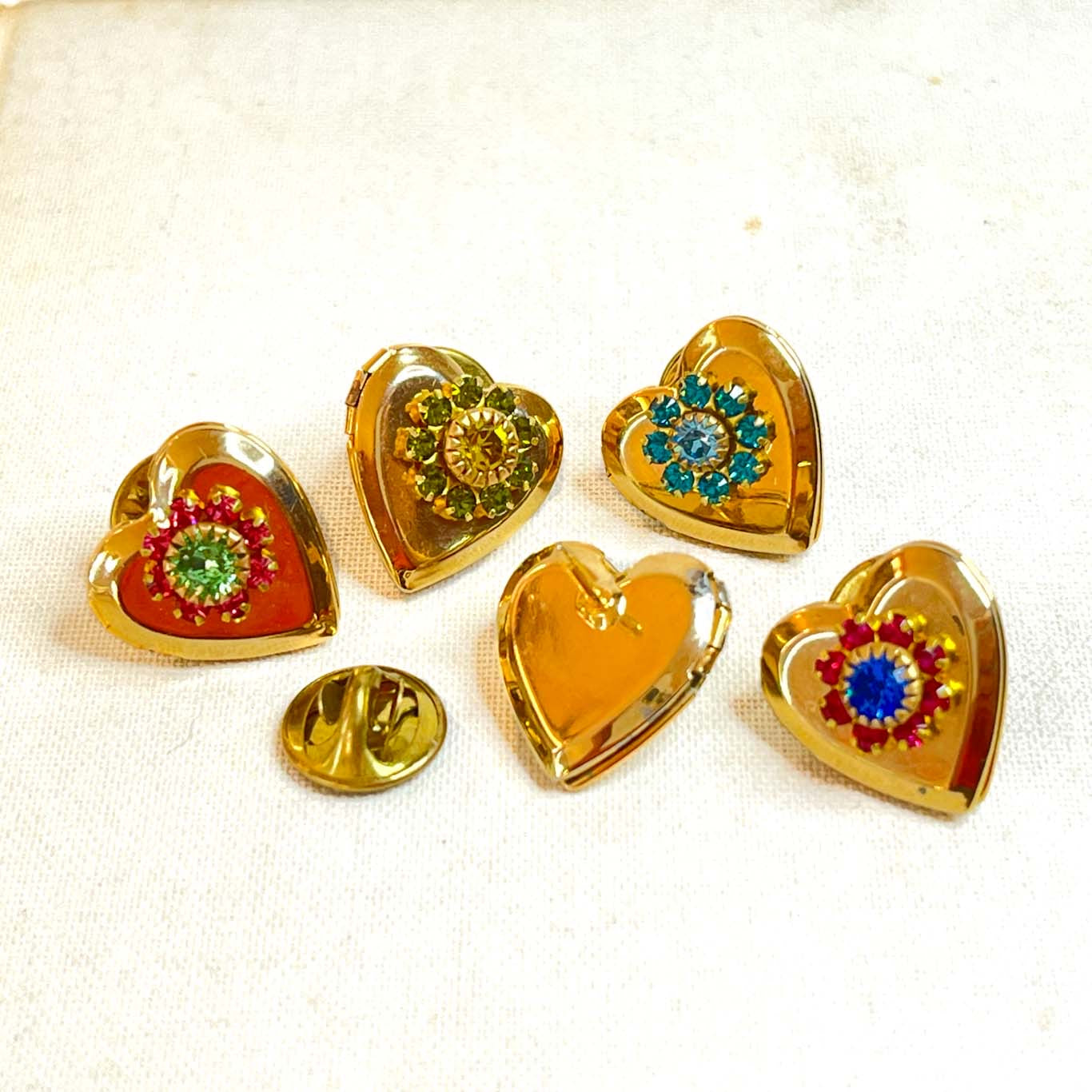 Prendedor Pin de Relicario Corazón Dorado