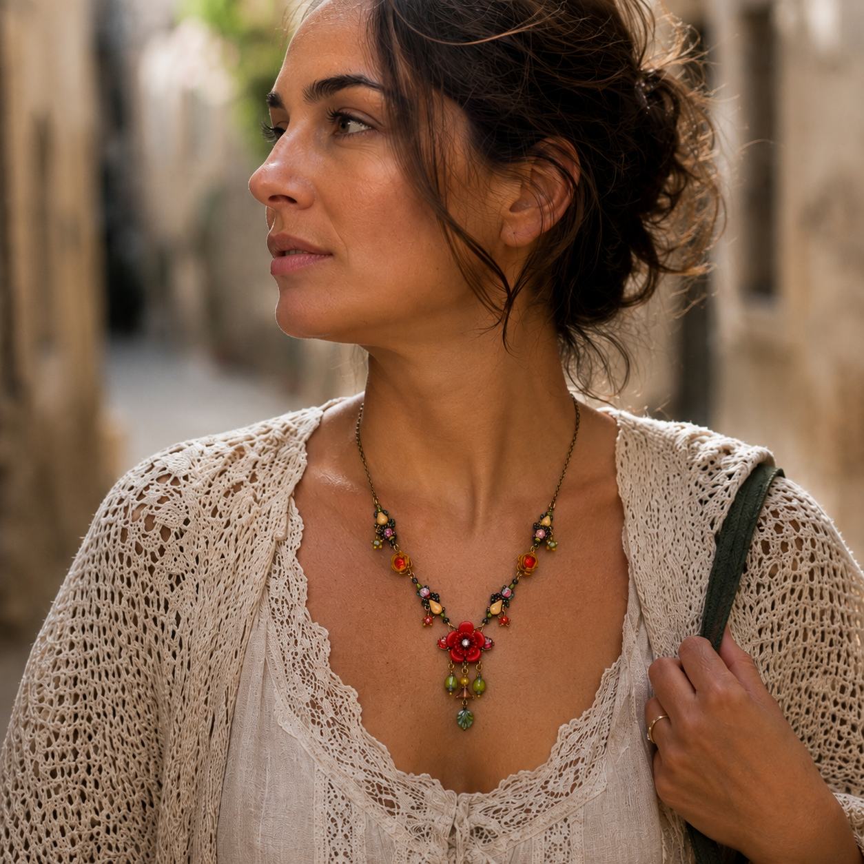 Jardin d’Été – Collar Floral con Rosas y Cristales Multicolor