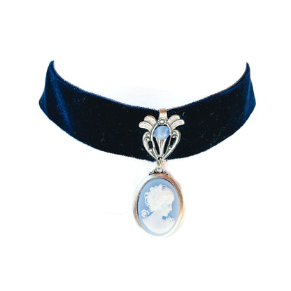 Choker de terciopelo azul con camafeo celeste y detalles ornamentales plateados