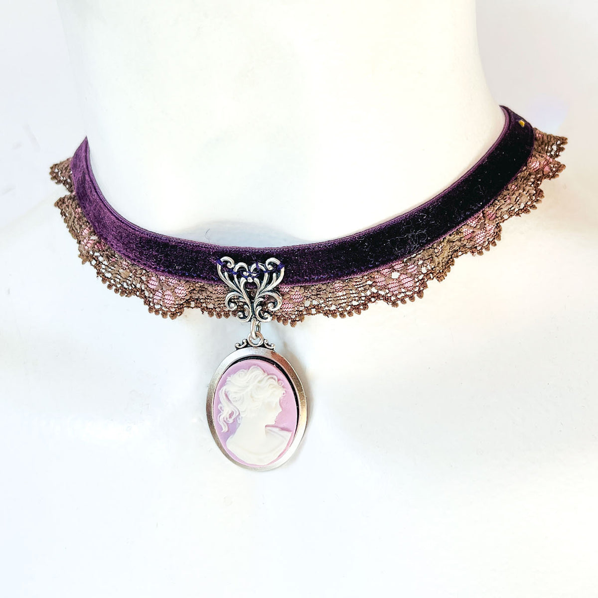 Choker de terciopelo violeta y encaje con camafeo y marfil de Atelier de Bijoux
