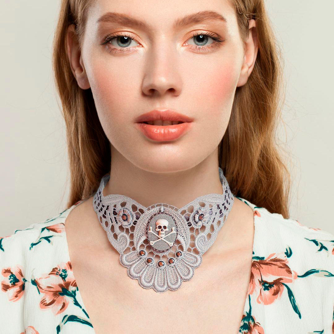 Choker Elizabeth en puntilla plateada y terciopelo francés con camafeo de seda