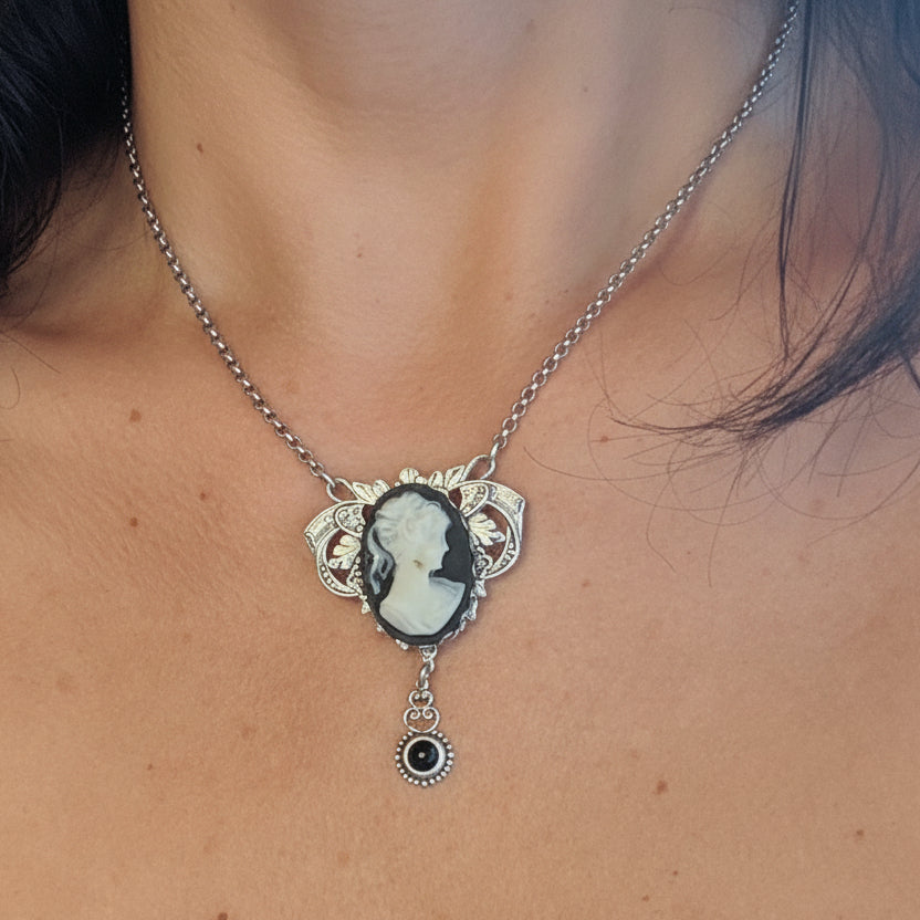 collar con colgante de camafeo blanco y negro