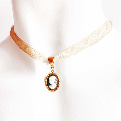 choker con camafeo y cinta de encaje