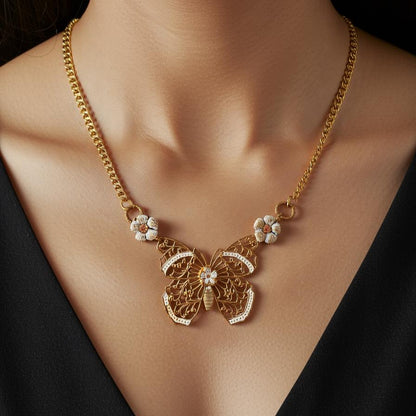 Collar colgante dorado de mariposa filigrana y flores esmaltadas