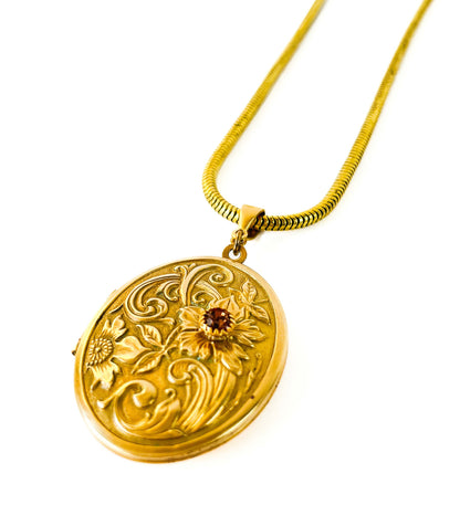 Relicario grande antiguo de bronce con grabado floral y cadena gruesa. Pieza de colección.