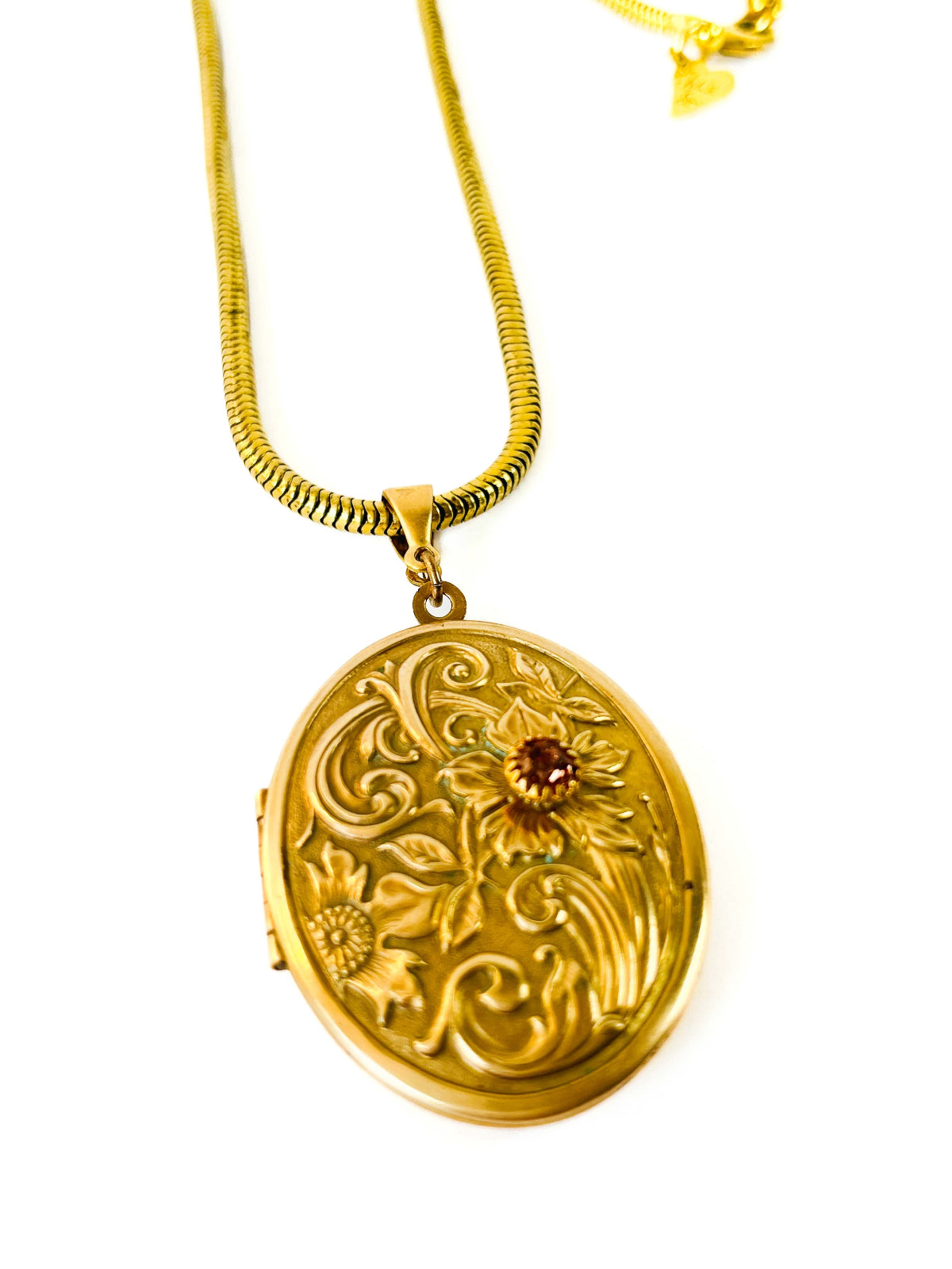 Relicario grande antiguo de bronce con grabado floral y cadena gruesa