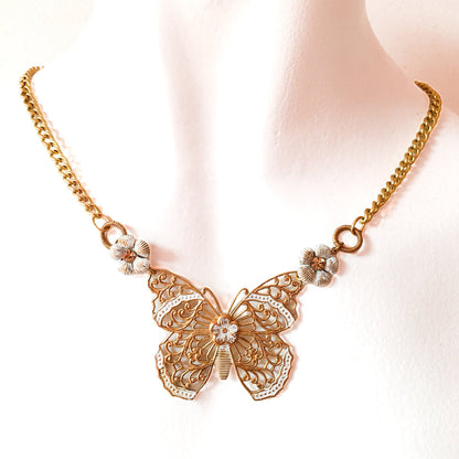 Collar colgante dorado de mariposa con flores 
