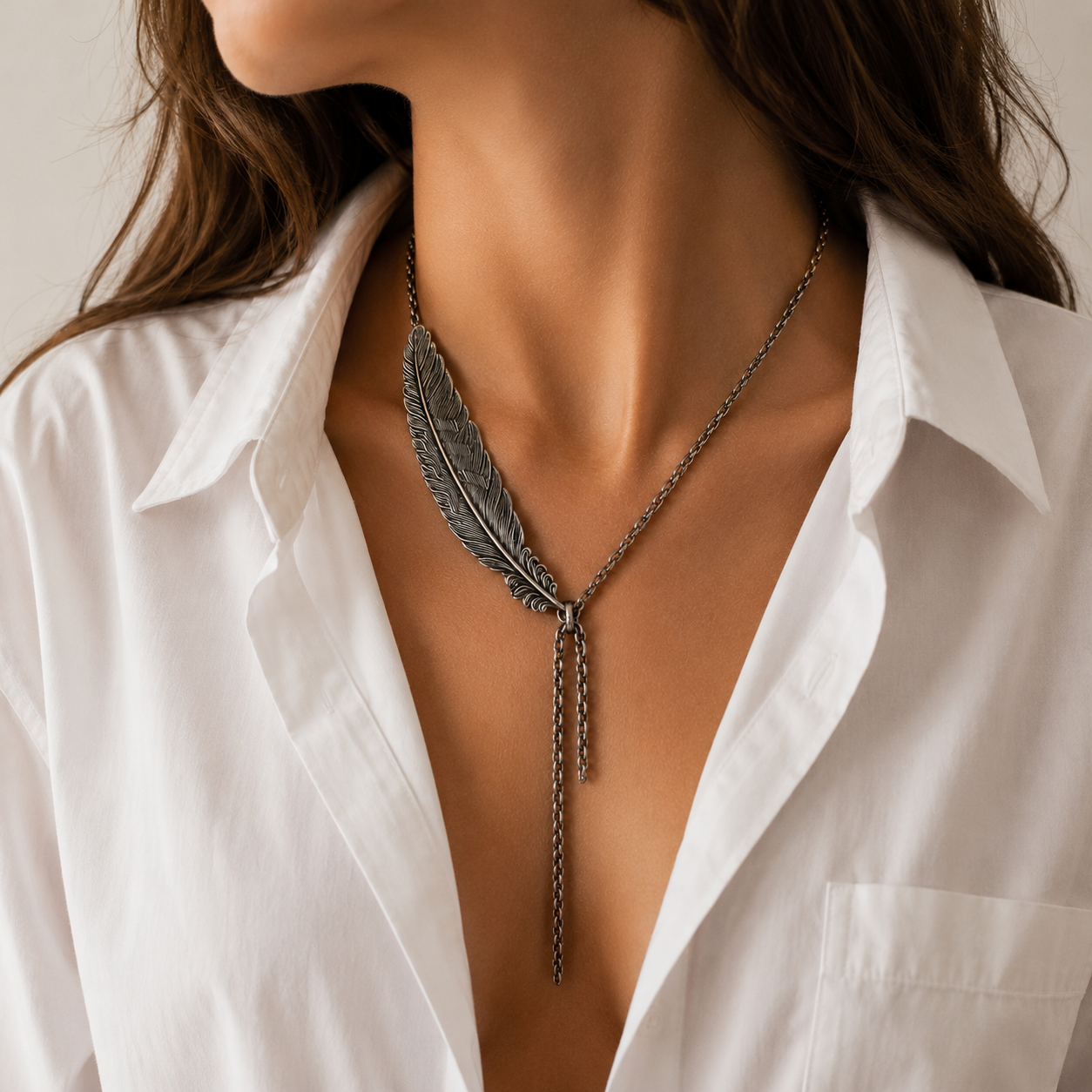 Collar de pluma en plata envejecida con cadenas colgantes