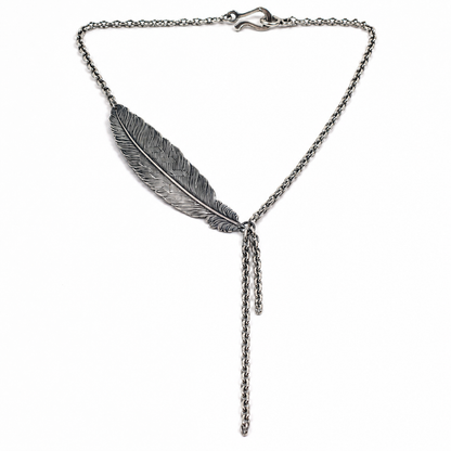 Collar de pluma en plata envejecida con diseño asimétrico
