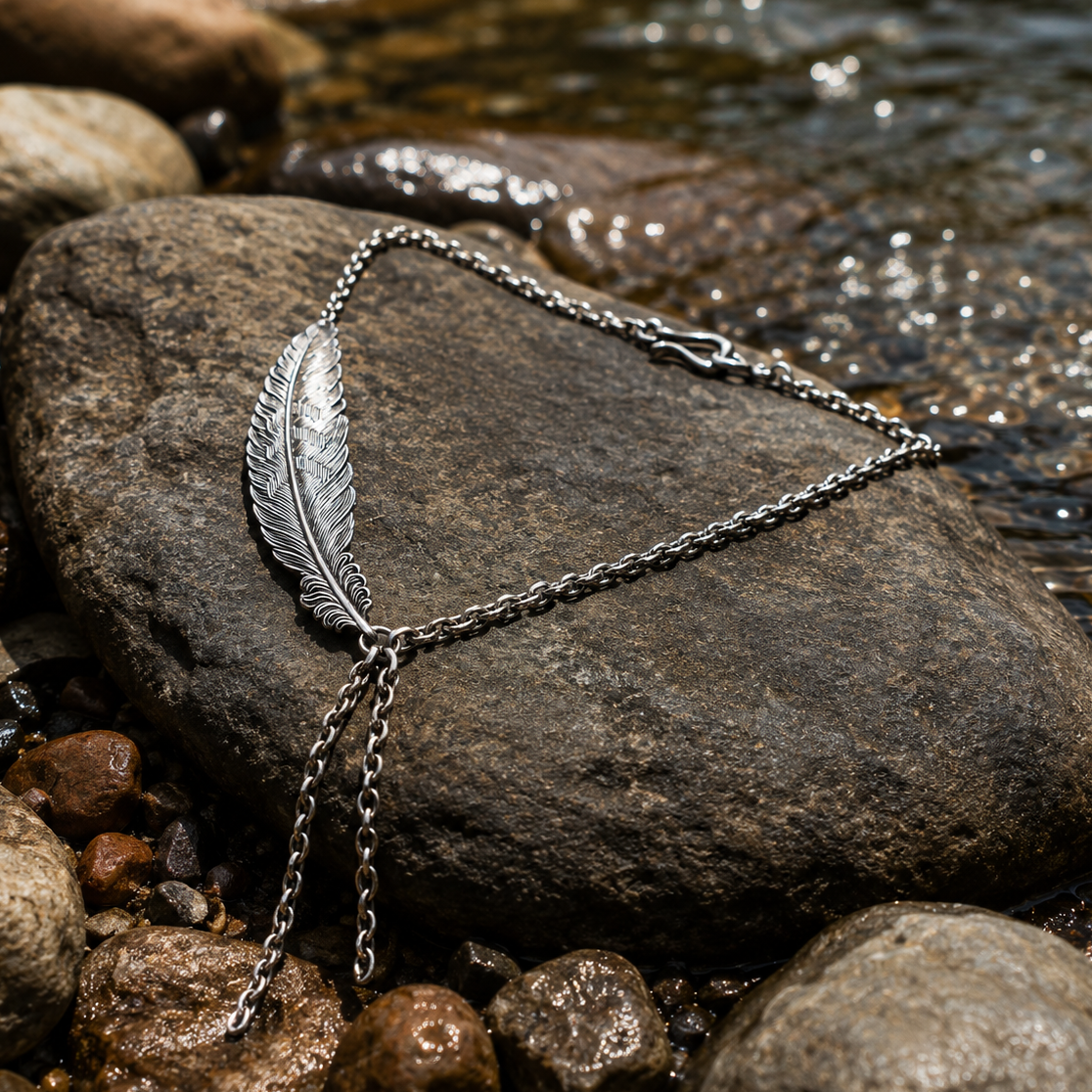 Collar de pluma en plata envejecida con diseño boho contemporáneo