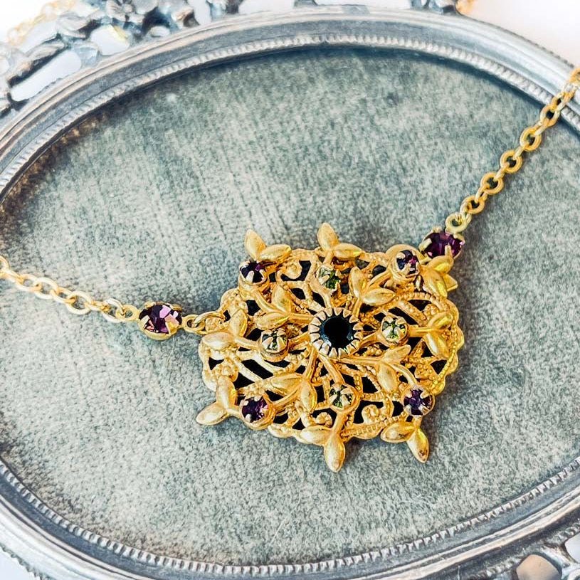 Collar dorado de diseño botánico con hojas ornamentales