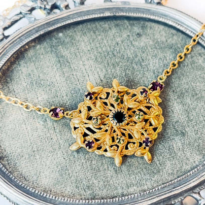 Collar dorado de diseño botánico con hojas ornamentales
