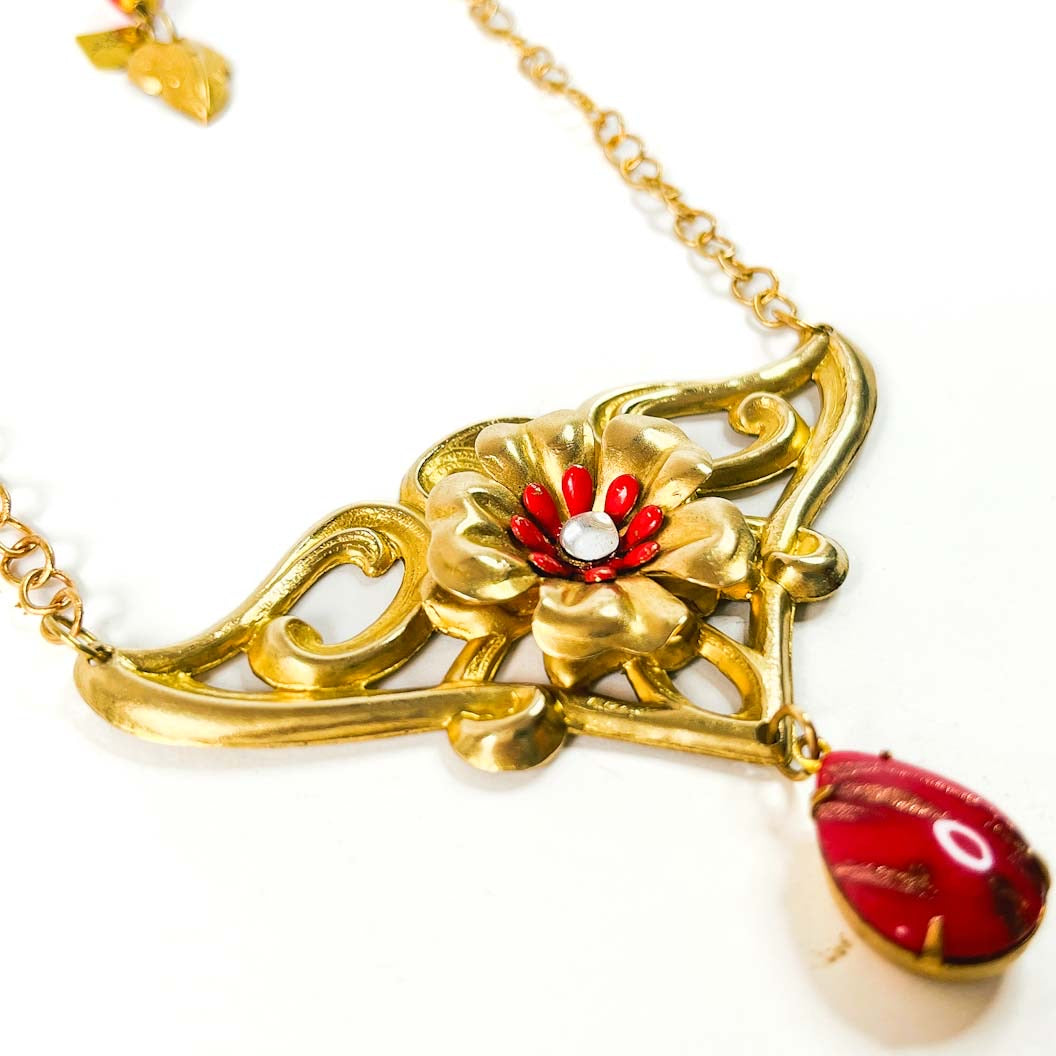 Collar dorado de inspiración Art Noveau dorado