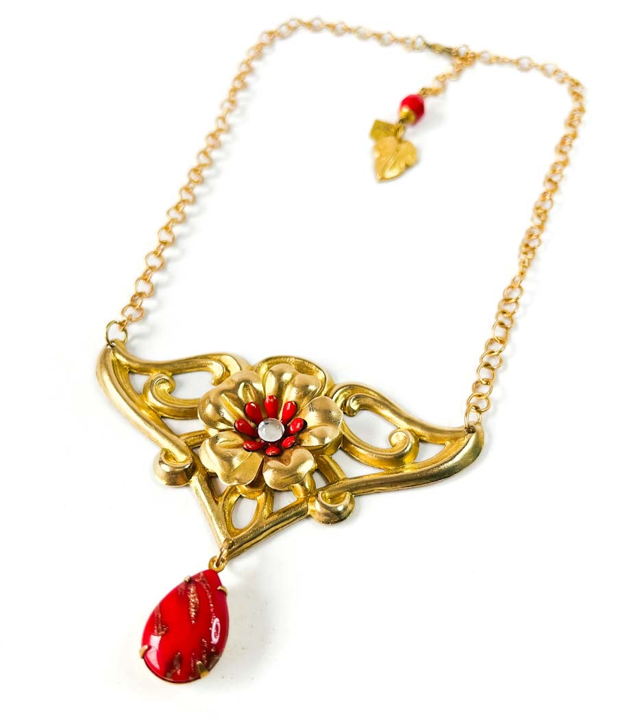 Collar dorado de inspiración Art Noveau dorado y rojo