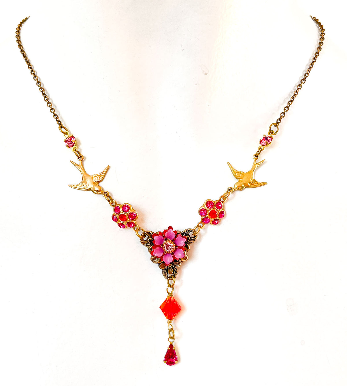 Collar floral de inspiración vintage con dos golondrinas doradas y cristales 